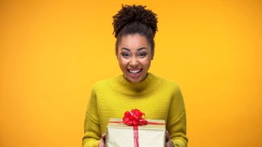 Hediye kutusu, hoş Doğum günü sürprizi tutan heyecanlı Afrikalı-Amerikalı kadın