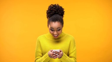 Mutlu Afrikalı kadın okuma akıllı telefon mesajı, iyi haber heyecan, sohbet