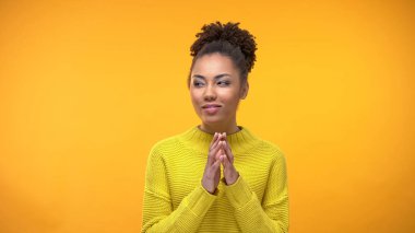 Sly Afro-Amerikan kadın sarı arka plan, zor plan üzerinde fikir düşünme