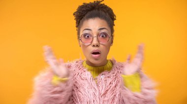 Afro-Amerikan kadın komik pembe ceket ilginç haber, dedikodu sürpriz