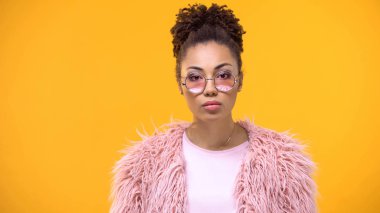 Parlak arka planda kamera görünümlü şık kumaş Kadın bin yıl, model