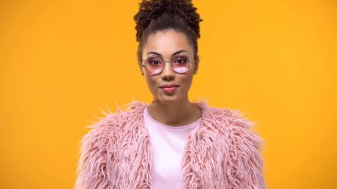 Parlak arka plan, stil üzerinde kamera görünümlü trendy kıyafeti Modern kadın