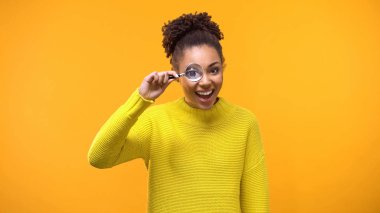 Mutlu siyah kadın büyüteç, şok edici haber, arama ile kamera görünümlü