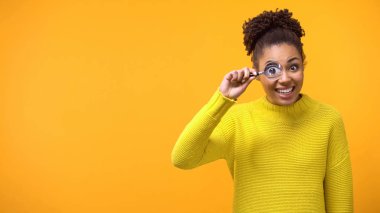 Akıllı kadın büyüteç ile ayrıntıları inceleyerek, araştırma soruşturma