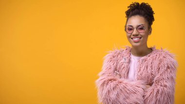 Kamera sarı arka plan, stil kursları, şablon poz modern genç kadın