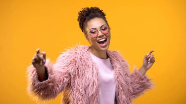 Parlak arka planda dans çekici genç kadın, müzik, zevk hareketli