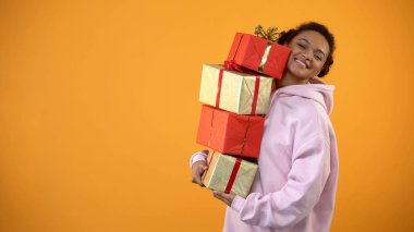 Neşeli kız öğrenci mevcut kutuları tutan, alışveriş satışı, tatil kutlaması