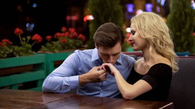 Sevdalı hayranı rahat restoranda oturan onun güzel Bayan kontrolden öpüşme