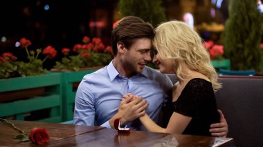 Pahalı elmas yüzük sunulması arkadaşına yapma beklenmeyen hediye dostum