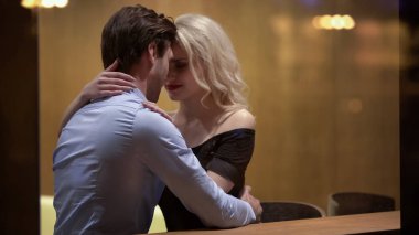 Güzel çift sarılma ve kafede, aşk, sevişme pencereden görüntüleme