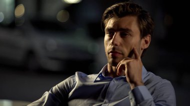 Kafede oturan ve onun sevgili için bekliyor yakışıklı adam romantik Tarih ve aşk