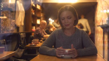 Sıcak aromalı içecek zevk rahat kahve evinde dinlenen çekici kadın