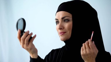 Ruj el ayna, kadınlık ve güzellik tutan uygulama hijab kadın