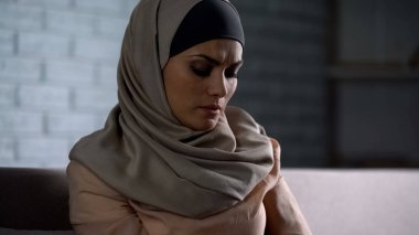 Arap kadın düşünme umutsuz kadın endişe verici, anksiyete sorunları, istismar