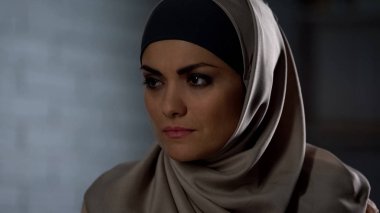 Yaralı duygu hijab, hüzünlü gözleri gözyaşı, depresyon, umutsuzluk içinde mutsuz kadın