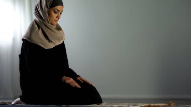 Dini arap kadın İslam ibadet halı, dini ibadet, inanç üzerinde oturan