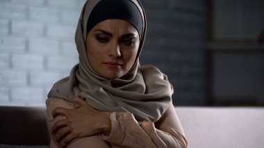 Başörtüsü nde üzgün Arap bayan acı el tutarak, aile içinde saldırı, sosyal sorun