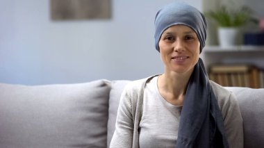 Kadın arıyorum kamera, survivor, arka plan kemoterapi sonra kurtarma
