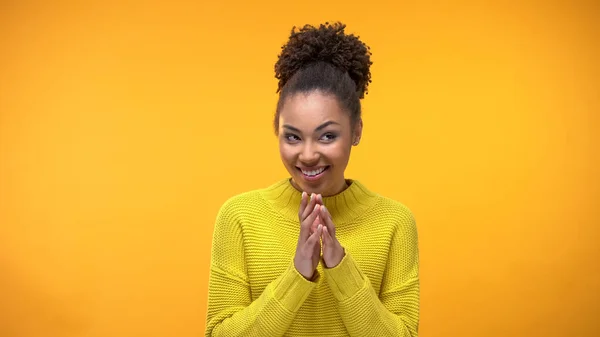 stock image Smiling young lady in yellow sweater expecting joining hands, waiting gesture