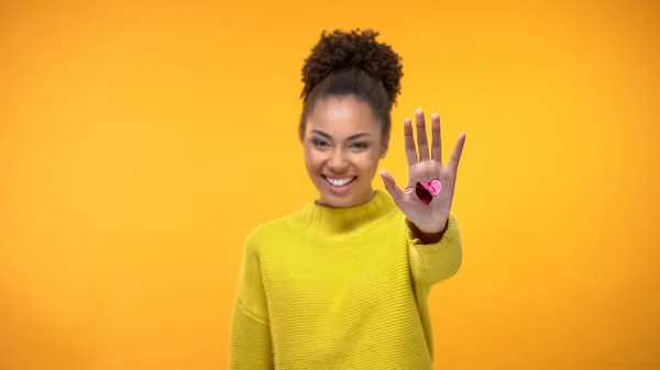黑人妇女表现停止手势与心脏标志在手掌上 种族歧视 — 图库照片
