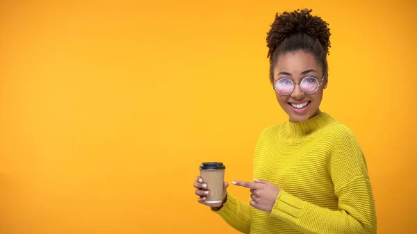 Elegante Giovane Donna Che Punta Alla Tazza Carta Caffè Fotocamera — Foto Stock