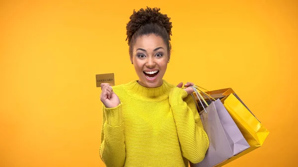 Весела Жінка Сумками Золотою Кредитною Карткою Багатим Обслуговуванням Клієнтів — стокове фото
