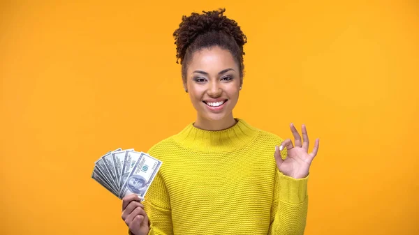 ドルとOkジェスチャー キャッシュバックサービスの束を示す美しい黒人女性 — ストック写真