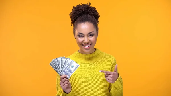 Jovencita Sonriente Señalando Billetes Dólar Mano Crédito Bancario Ganancias — Foto de Stock