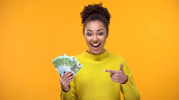 Mujer Negra Feliz Apuntando Los Billetes Euros Mano Éxito Financiero — Foto de Stock