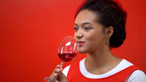 Веселая Женщина Пьет Красное Вино Наслаждаясь Вкусом Ароматом Сомелье Профессии — стоковое фото