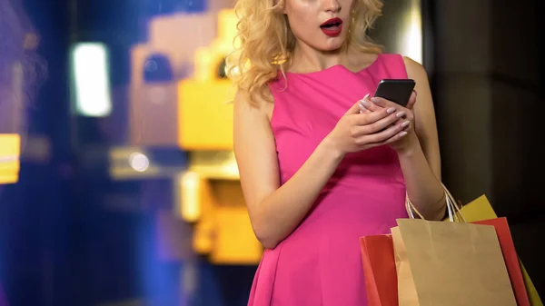 Жіночий Шопоголік Перевіряє Ціни Свої Покупки Інтернет Магазинах Мобільний Додаток — стокове фото
