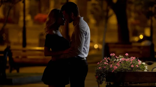 Ζευγάρι Των Αγαπημένων Φιλήσει Ρομαντικό Ραντεβού Στο Πάρκο Βράδυ Αγάπη — Φωτογραφία Αρχείου
