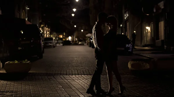 Szerető Pár Csók Gyengéden Éjszakai Utcán Szeretet Nagy Város Érzékiség — Stock Fotó