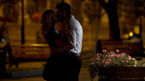 Casal Bonito Abraçando Beijando Ternamente Parque Data Noite Amor — Fotografia de Stock