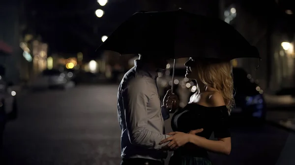 美丽情侣相拥在伞下 夜晚约会 爱情故事 — 图库照片