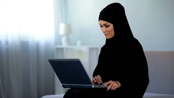 Мусульманка Прокручивает Ноутбук Работает Дома Онлайн Образование Технологии — стоковое фото