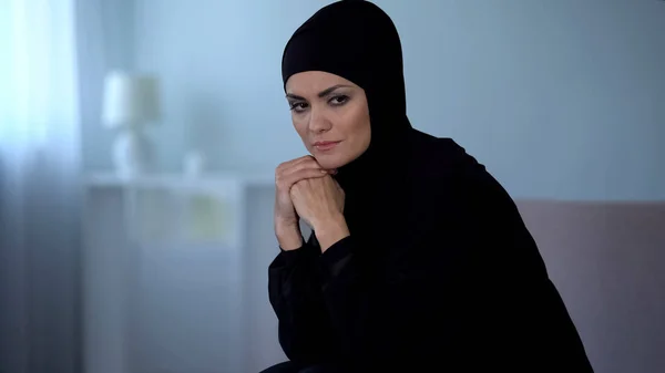 Грустная Арабская Женщина Черном Хиджабе Сидит Дома Думая Жизненной Ошибке — стоковое фото