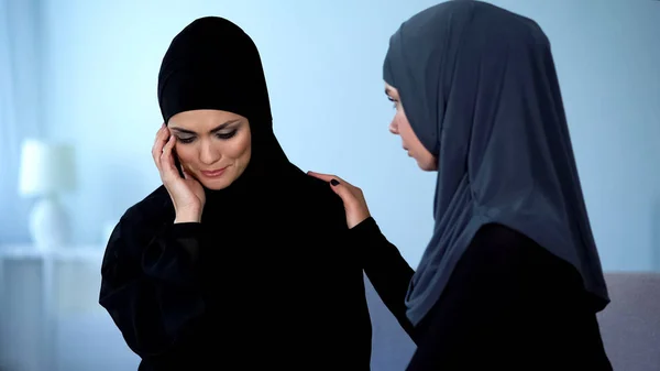Μουσουλμανική Γυναίκα Που Υποστηρίζει Γυναίκες Φίλους Που Πάσχουν Από Διακρίσεις — Φωτογραφία Αρχείου