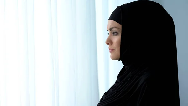 Senhora Atraente Hijab Olhando Janela Obediência Islâmica Esperando Marido — Fotografia de Stock