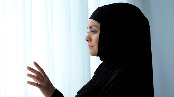 Красивая Мусульманка Хиджабе Ждет Мужа Окна Исламское Послушание — стоковое фото