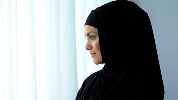 Lycklig Hemmafru Hijab Leende Islamiska Kultur Kvinnliga Välbefinnande Traditioner — Stockfoto