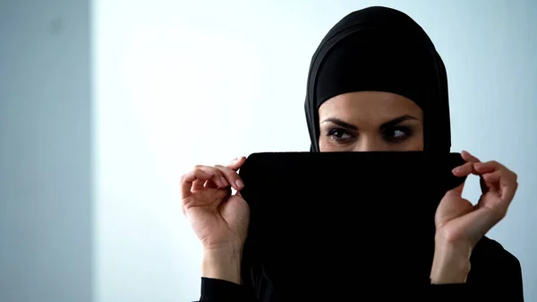 Игривая Арабская Женщина Прикрывающая Лицо Хиджабом Улыбающаяся Женское Счастье Флирт — стоковое фото