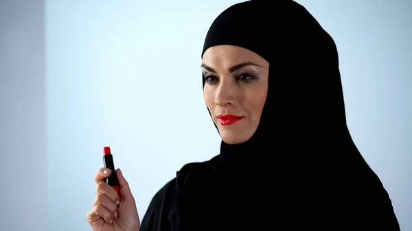 Wanita Arab Percaya Diri Memegang Lipstik Merah Menerapkan Make Malam — Stok Foto