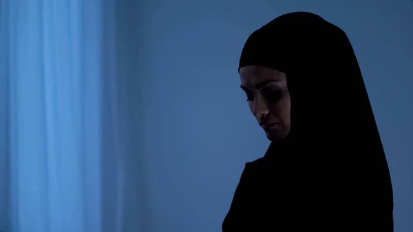 Расстроенная Мусульманка Стоящая Одна Темной Комнате После Заката Исламская Культура — стоковое фото