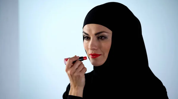 Мусульманская Женщина Наносит Красную Помаду Яркий Макияж Стиль Внешний Вид — стоковое фото
