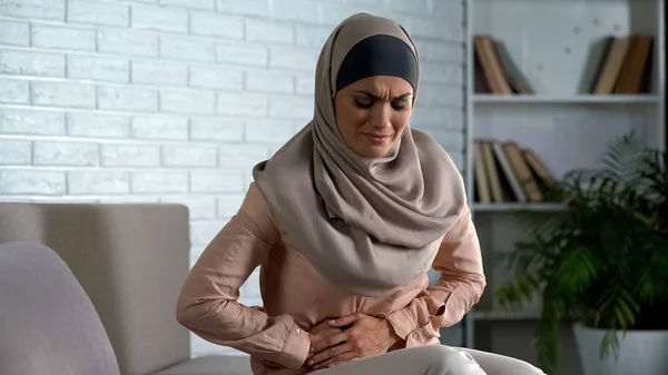 Μουσουλμανική Γυναίκα Υποφέρει Κοιλιακό Άλγος Κράμπες Περιόδου Χρειάζεται Ιατρική Βοήθεια — Φωτογραφία Αρχείου