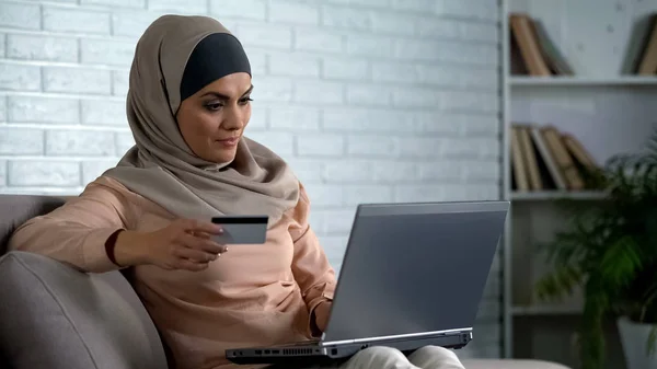 Сучасна Арабська Домогосподарка Вводить Номер Картки Ноутбук Банківська Справа Онлайн — стокове фото