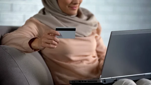Junge Muslimin Kauft Online Ein Gibt Kartennummer Laptop Ein Transaktion — Stockfoto