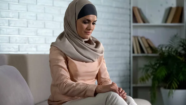 Blyg Muslim Kvinna Sitter Soffan Hemma Väntar Make Från Jobbet — Stockfoto