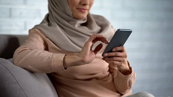 Досить Арабська Жіноча Прокрутка Смартфона Фотографії Соціальні Мережі Вільний Час — стокове фото